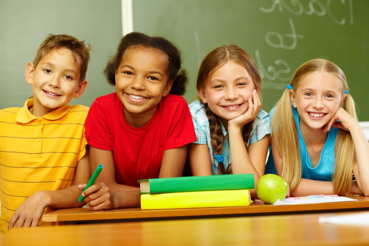 Crianças sorridentes em sala de aula 