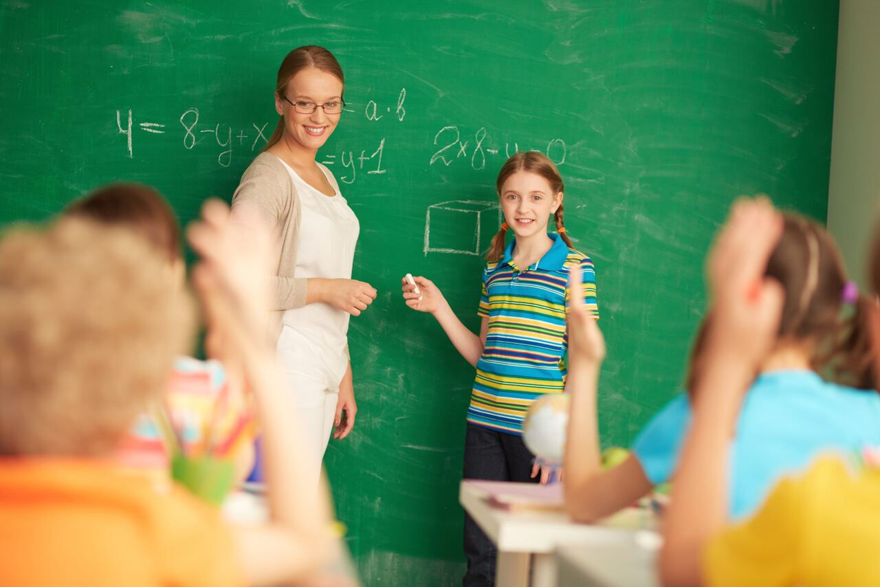 Professora dá aula com ajuda de aluna 