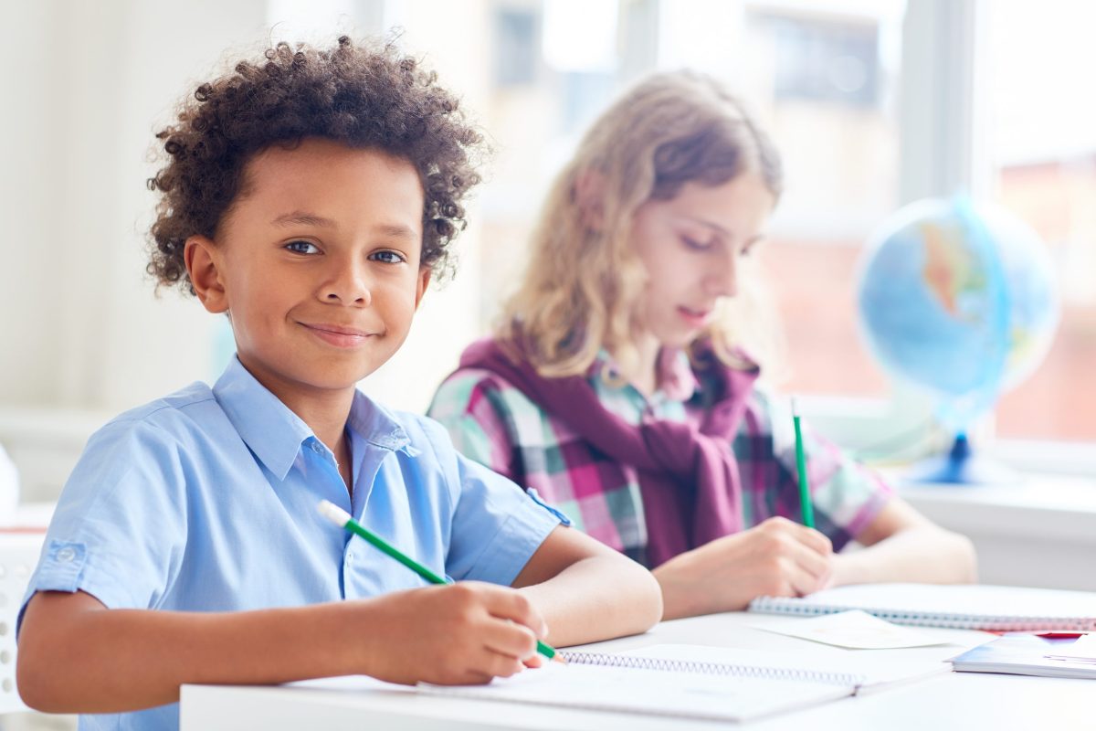 Crianças estudando na escola 