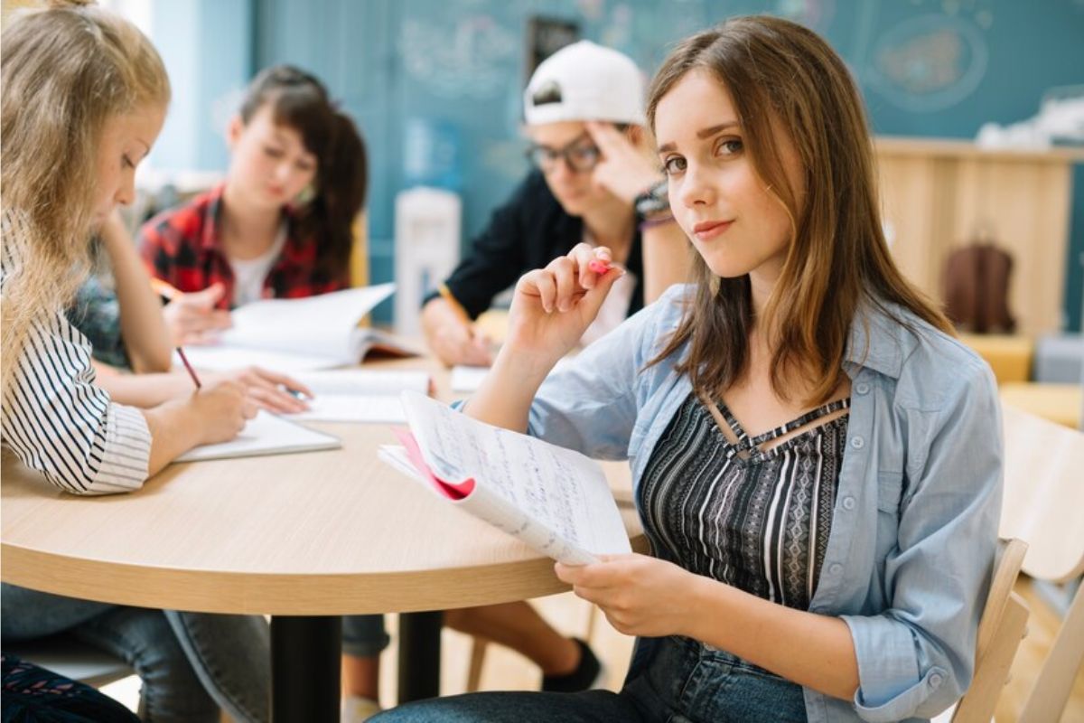 Adolescente fazendo tarefa em sala de aula 