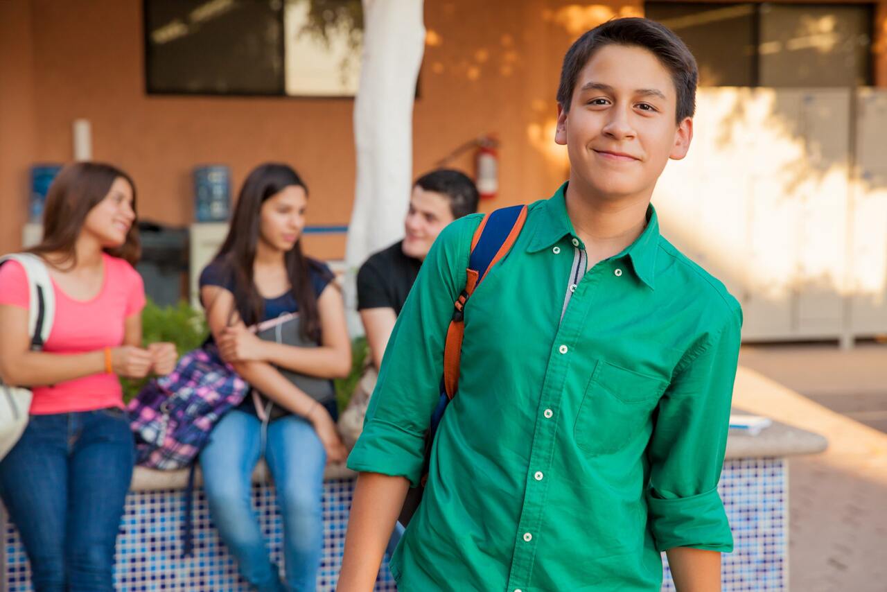 Adolescentes no pátio da escola 