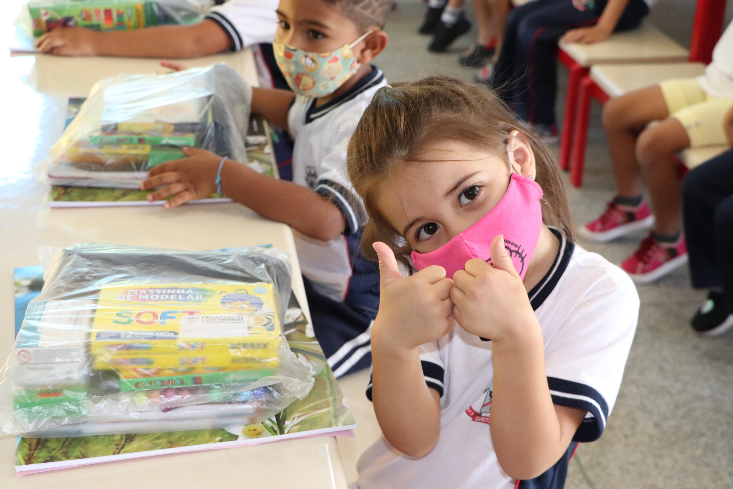 Crianças de escola pública recebem material escolar 