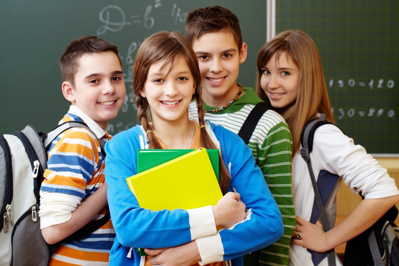 Grupo de adolescentes reunidos na sala de aula 