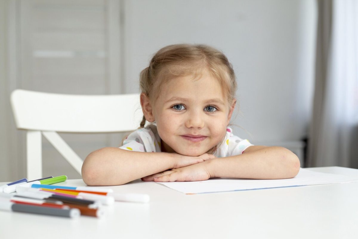 Menina na sala de aula da creche 