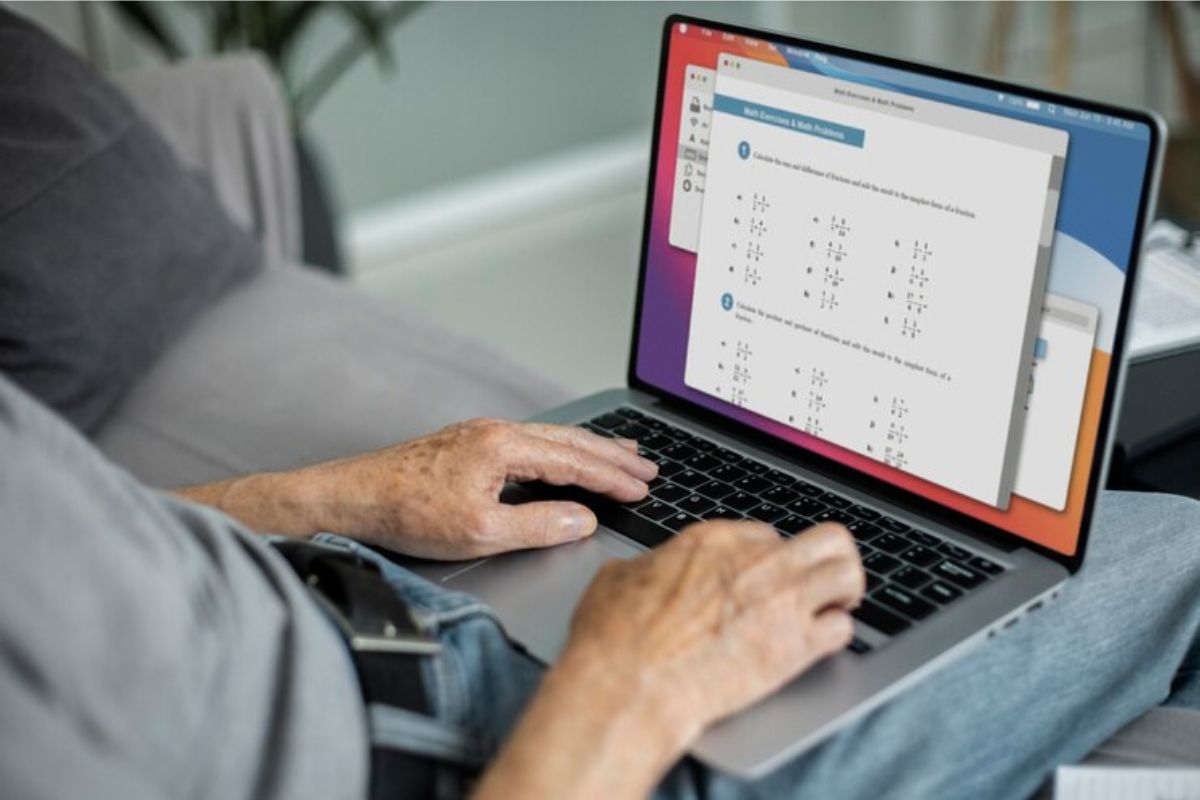 Um pai acessa o seu notebook e vê algumas atividades de matemática para seu filho