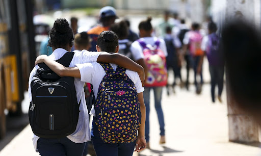 Alunos saindo de escola no DF