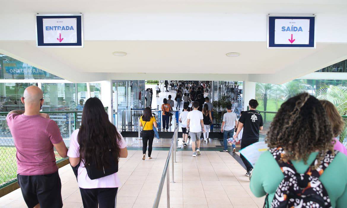 alunos no corredor da faculdade