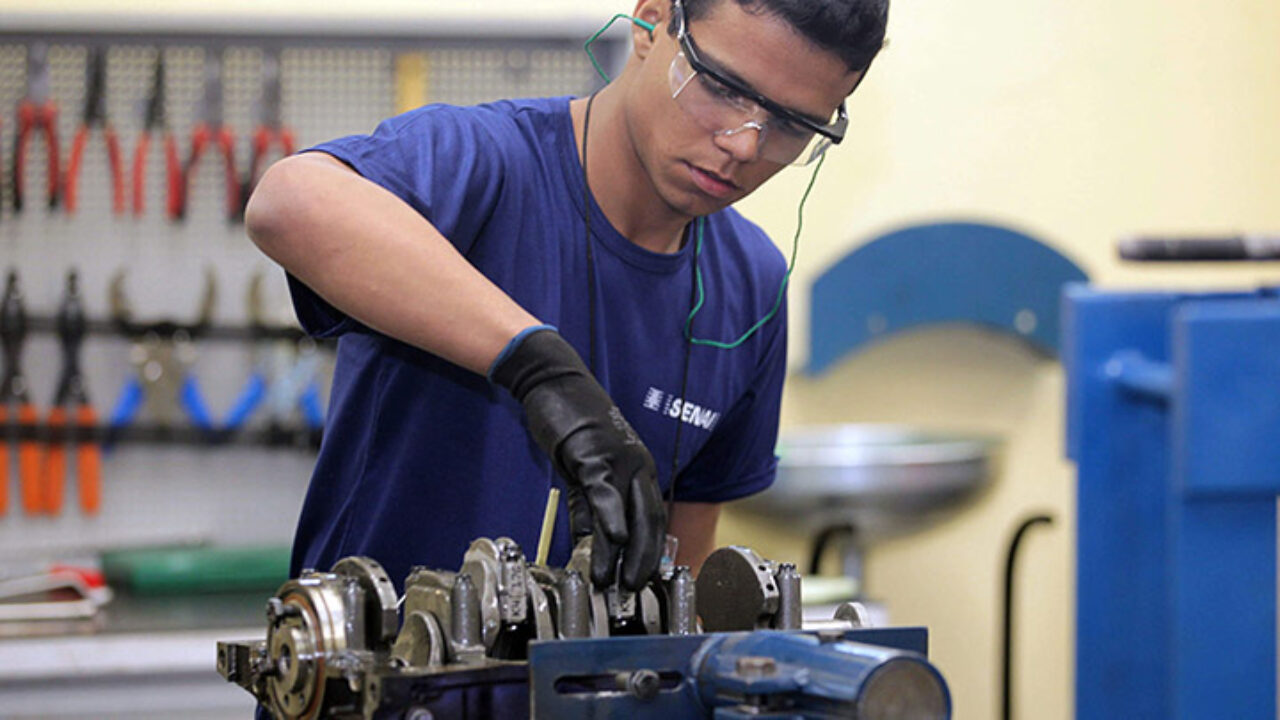 aluno do curso técnico em eletromecânica SENAI MT