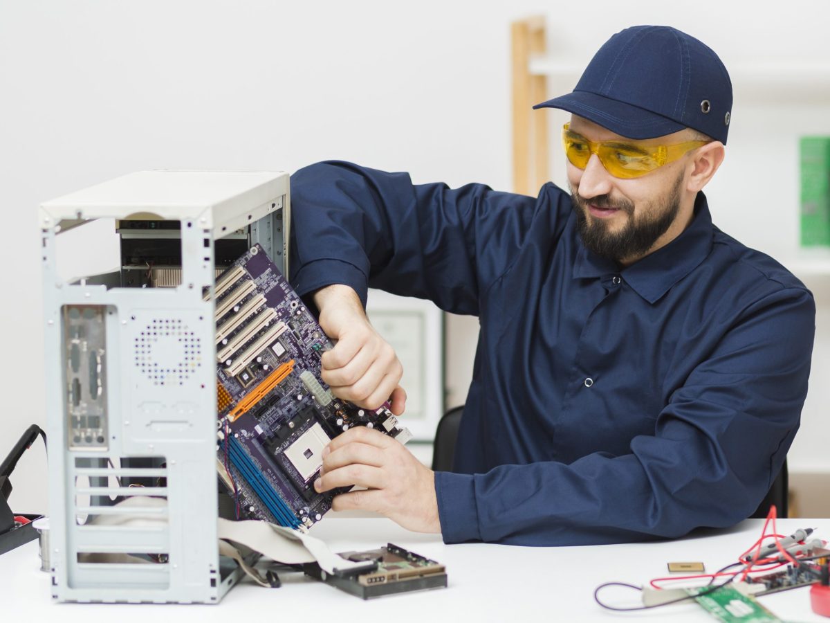 aluno do curso técnico em rede de computadores SENAI