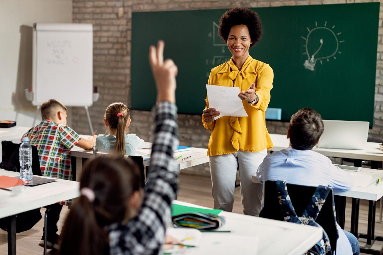 Professora e alunos interagindo em sala de aula 