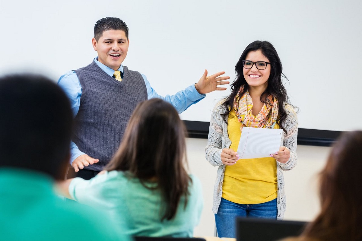 Professor apresentando a estagiária de sala de aula