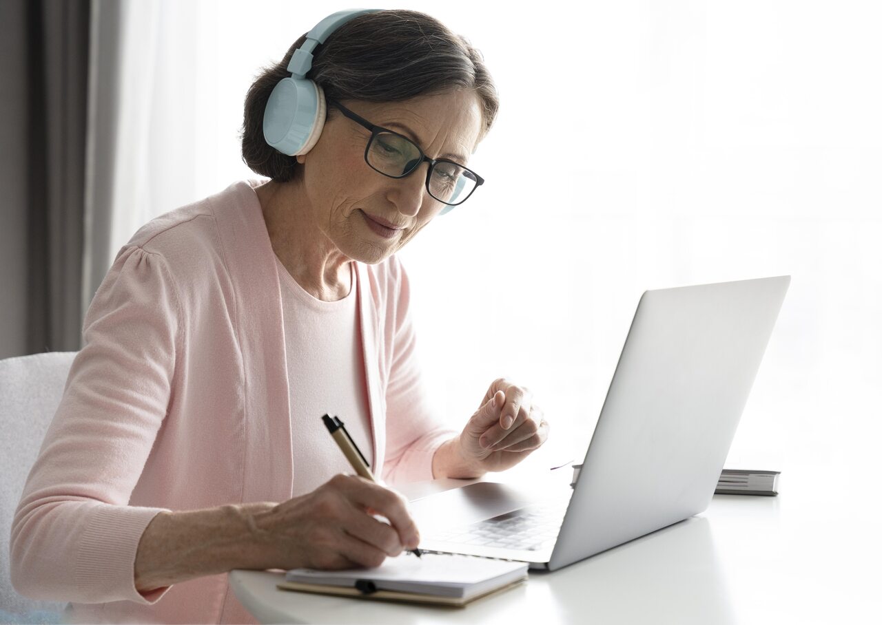 Educadora estuda em seu notebook 