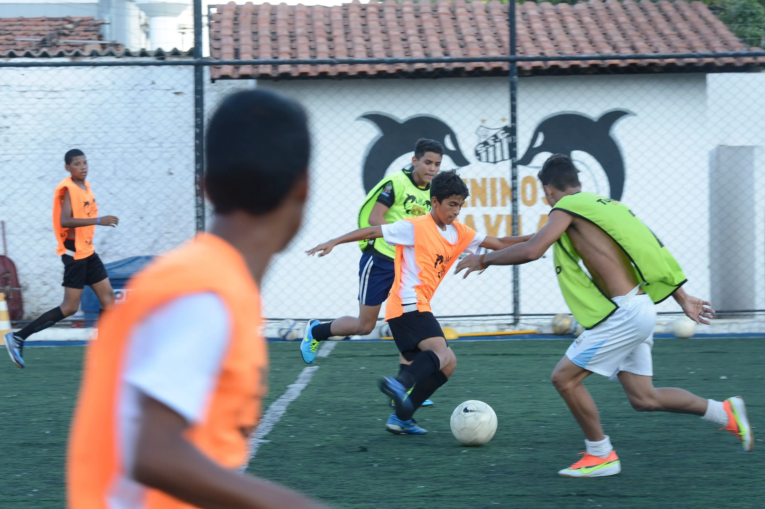 Meninos jogando futebol