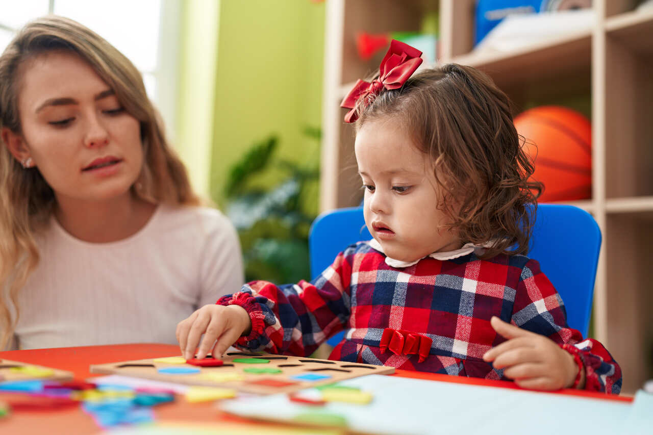 Professora realiza atividade com aluna da creche