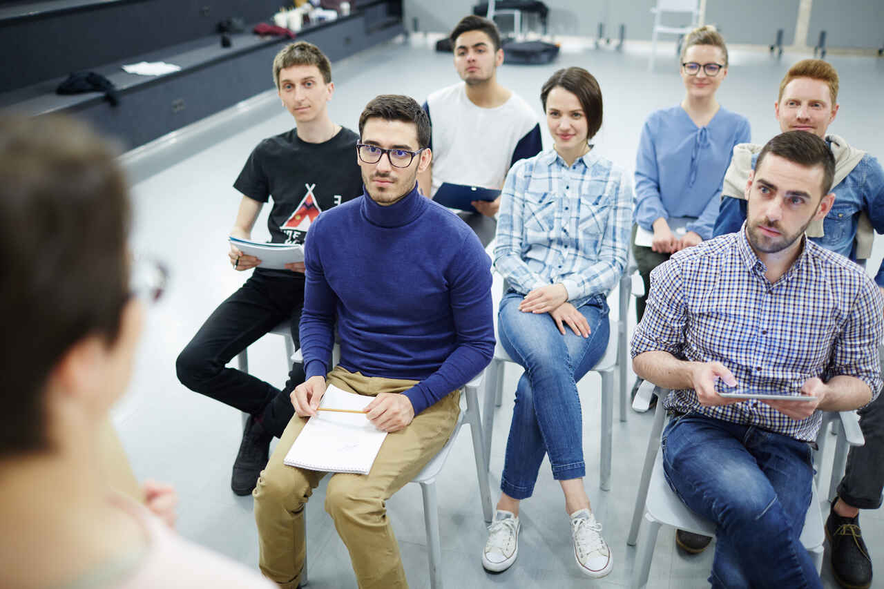 Professora da aula para grupo de jovens e adultos